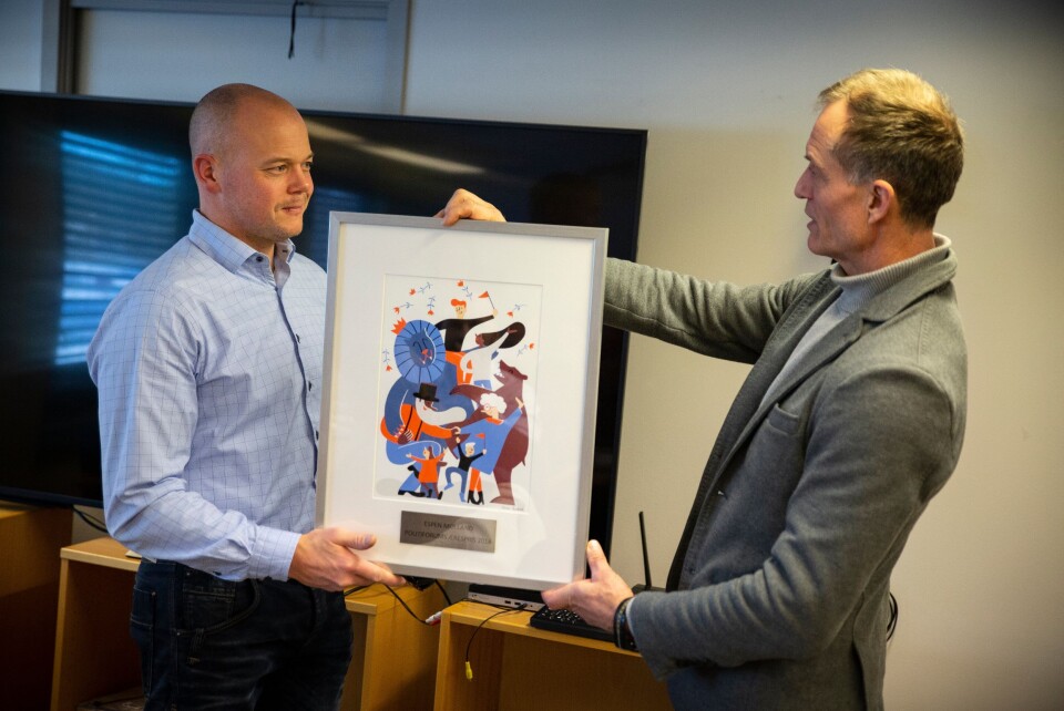 Espen Molland vant Politiforums Ærespris 2018. Her får han overrakt det synlige beviset fra Politiforum-redaktør og juryleder Ole Martin Mortvedt.