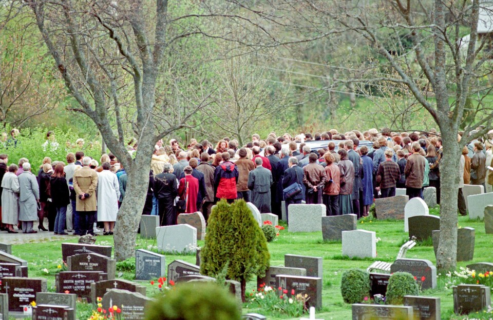 BIRGITTES BEGRAVELSE: Den 11. mai 1997 blir Birgitte Tengs begravet på Karmøy. Hun ble bare 17 år gammel.