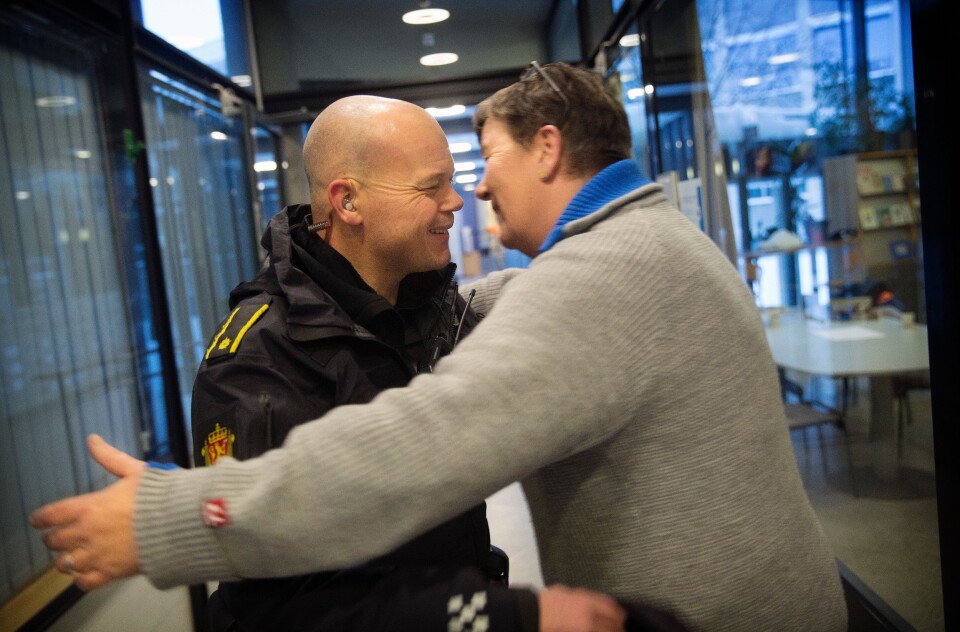 BAMSEKLEM: Under besøket på Sandefjord videregående skole støter Molland på miljøarbeider Stine Gunn Konglevoll.