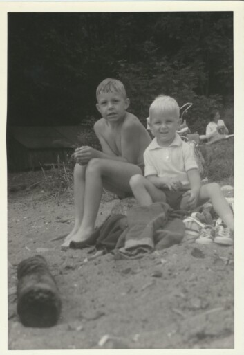  BEACH BOYS: Stian Elle og lillebroren Bård, på stranda på Skiphelle sør for Drøbak i 1969. De to brødrene hadde et tett og godt forhold.