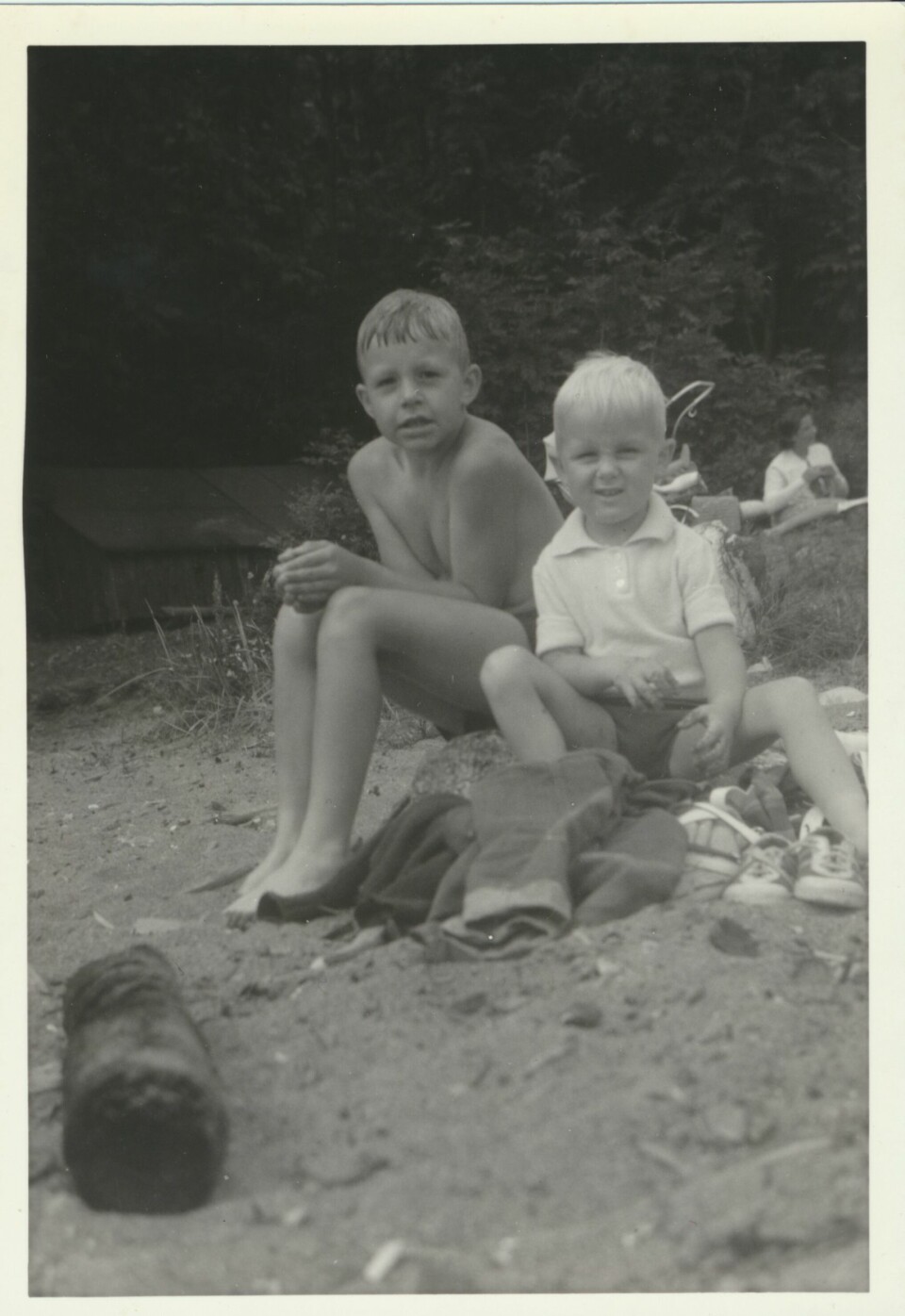 BEACH BOYS: Stian Elle og lillebroren Bård, på stranda på Skiphelle sør for Drøbak i 1969. De to brødrene hadde et tett og godt forhold.
