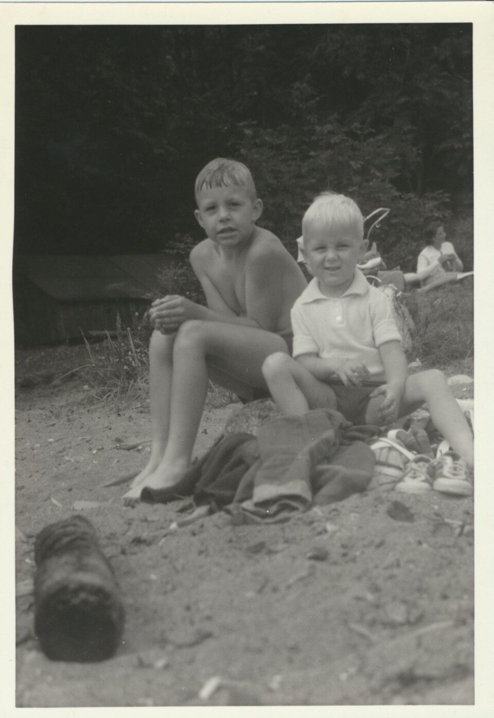 BEACH BOYS: Stian Elle og lillebroren Bård, på stranda på Skiphelle sør for Drøbak i 1969. De to brødrene hadde et tett og godt forhold. BEACH BOYS: Stian Elle og lillebroren Bård, på stranda på Skiphelle sør for Drøbak i 1969. De to brødrene hadde et tett og godt forhold.
