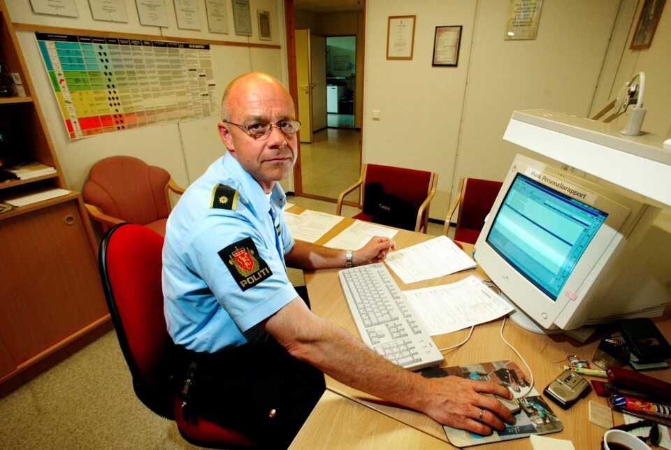RETNINGSENDRING: Stian Elle på sin nye arbeidsplass, lensmannskontoret på Karmøy. RETNINGSENDRING: Stian Elle på sin nye arbeidsplass, lensmannskontoret på Karmøy.