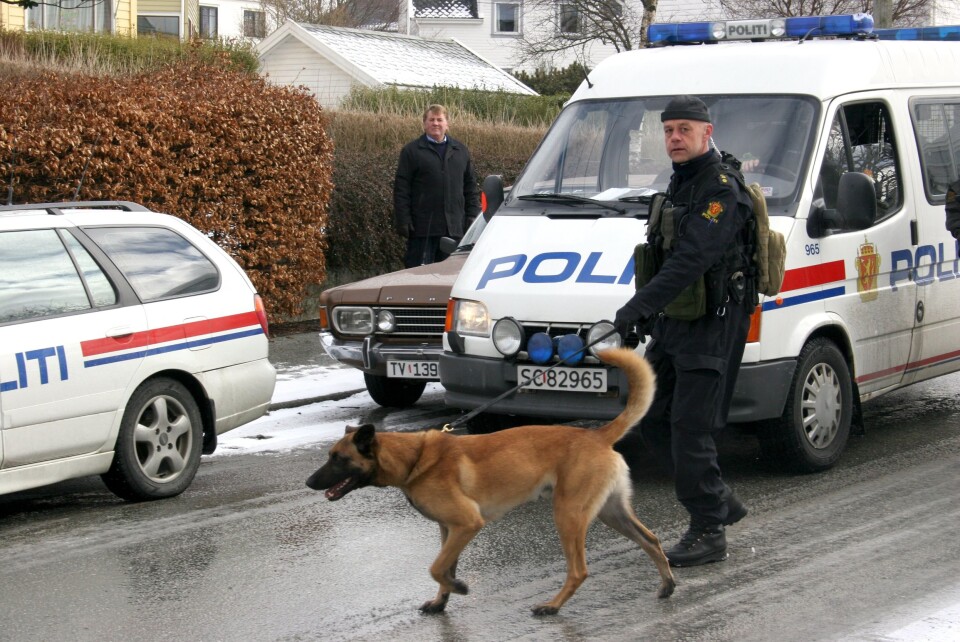 SPORHUND: Stian Elle og hans faste makker Lupus, ble et kjent syn på Karmøy. Her på vei ut på oppdrag i 2006. SPORHUND: Stian Elle og hans faste makker Lupus, ble et kjent syn på Karmøy. Her på vei ut på oppdrag i 2006.