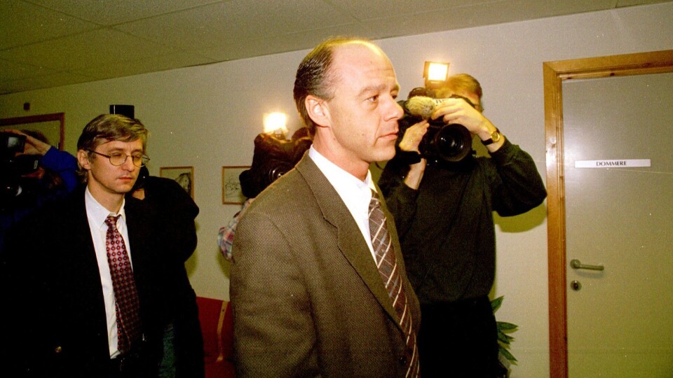 Stian Elle den 10. ferbruar 1997, etter at avhørene av fetteren hadde startet. Bak går fetterens daværende forsvarer Arvid Sjødin.