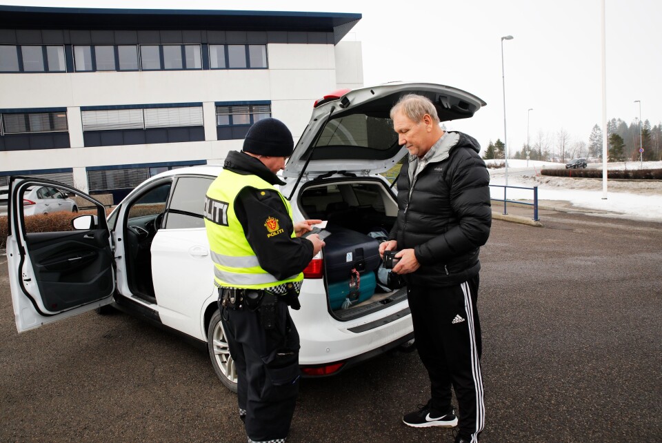 BORT FRA PAPIR: Politibetjent Espen Oustorp i UP, er en av de første som har tatt i bruk digitale forelegg, i et prøveprosjekt som startet 5. februar.