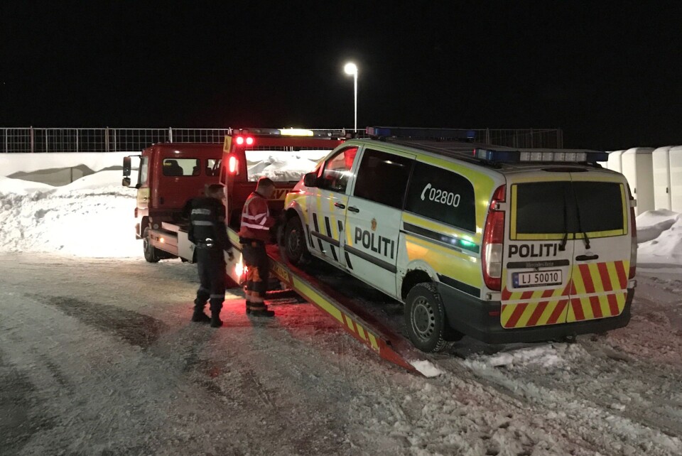 FULL STOPP: Slik gikk det da maja fra Larvik politistasjon kjørte fangetransport 5. februar i år. Spiralfjæra røk, og den uniformerte tjenestebilen med godt over 300.000 kilometer på baken, måtte taues bort.