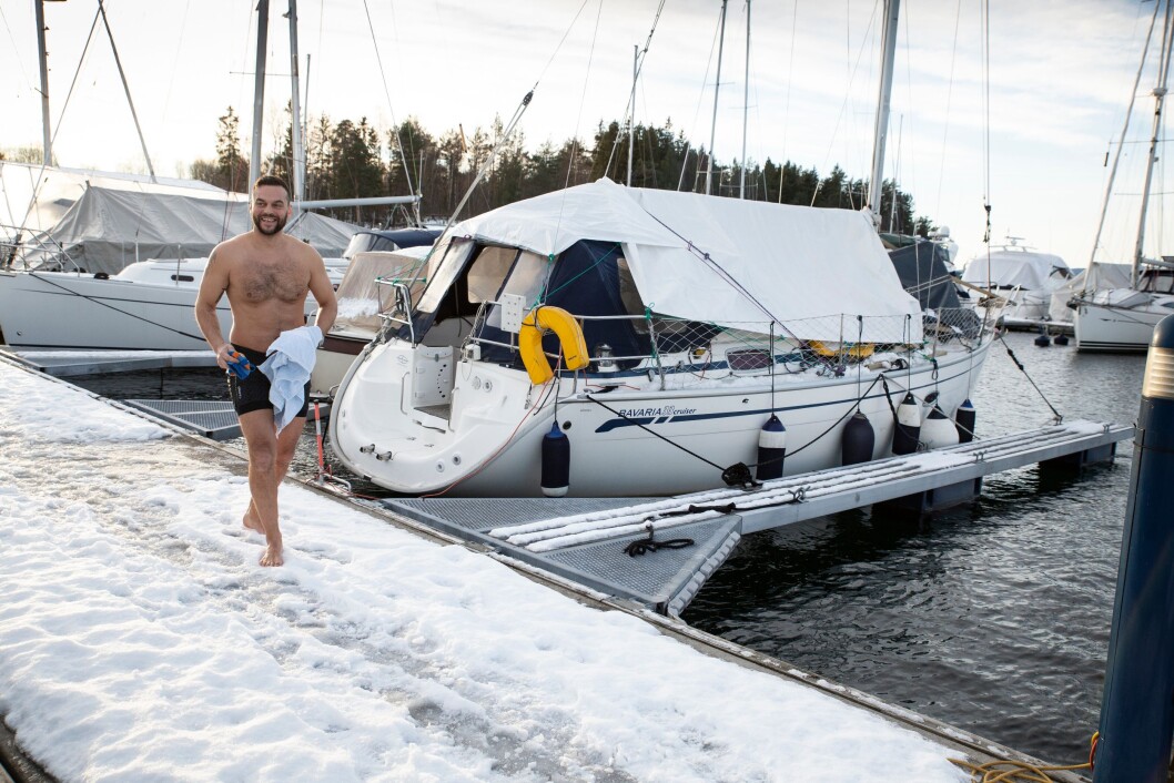ISBADER: Politiinspektør Tore Walden hopper gjerne i sjøen, også på vinterstid. ISBADER: Politiinspektør Tore Walden hopper gjerne i sjøen, også på vinterstid.