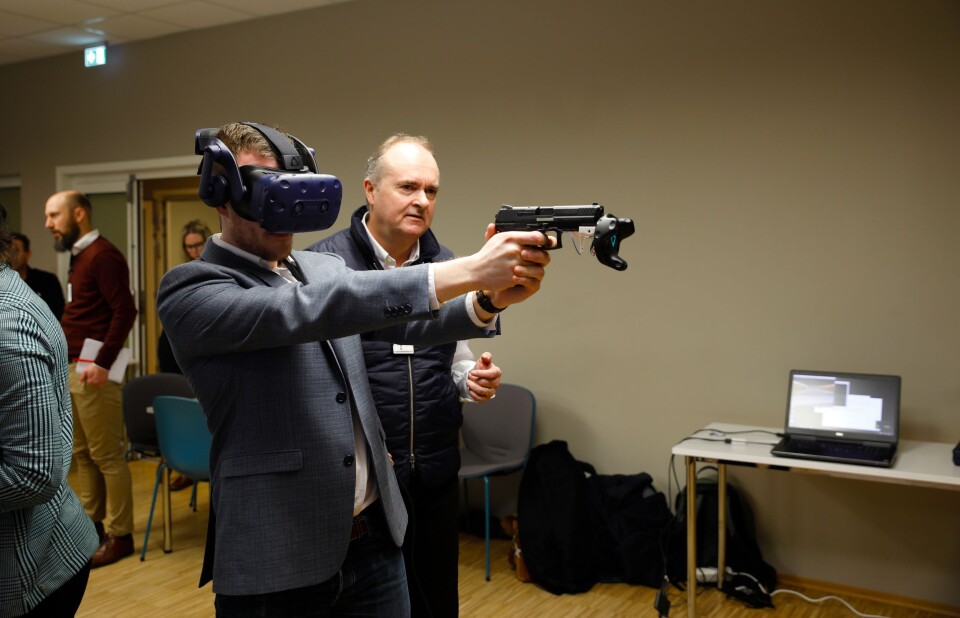 FØRSTE TESTRUNDE: Mange mente VR-trening kan bli svært nyttig for politiet, men påpekte at våpenet og teknologien må være svært virkelighetsnær for at det skal fungere.