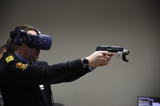 SIKTER: Jørn Olav Schjelderup, seksjonssjef i Beredskapsseksjonen i POD, tester skytetrening med VR. SIKTER: Jørn Olav Schjelderup, seksjonssjef i Beredskapsseksjonen i POD, tester skytetrening med VR.