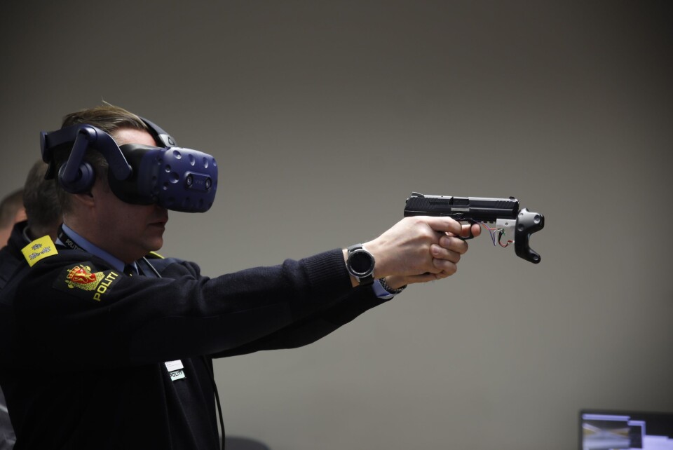 SIKTER: Jørn Olav Schjelderup, seksjonssjef i Beredskapsseksjonen i POD, tester skytetrening med VR.