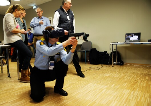 VR: Marit Fostervold, visepolitimester i Trøndelag, prøver VR-våpenet for første gang. VR: Marit Fostervold, visepolitimester i Trøndelag, prøver VR-våpenet for første gang.