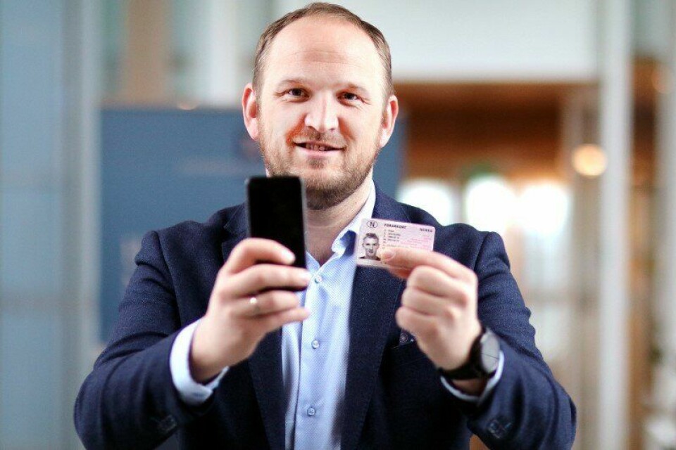 Samferdselsminister Jon Georg Dale mener digitale førerkort vil gjøre hveragen enklere for folk. Foto: Tor Livius Midtbø/Samferdselsdepartementet.