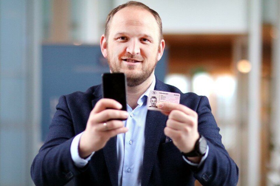 Samferdselsminister Jon Georg Dale mener digitale førerkort vil gjøre hveragen enklere for folk. Foto: Tor Livius Midtbø/Samferdselsdepartementet. Samferdselsminister Jon Georg Dale mener digitale førerkort vil gjøre hveragen enklere for folk. Foto: Tor Livius Midtbø/Samferdselsdepartementet.