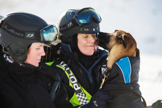 HUNDEKYSS: Politihunden Kilo viser hvor glad den er i sin eier, politibetjent Gjertrud Strand. Til venstre politibetjent Sanna Solbakken.
