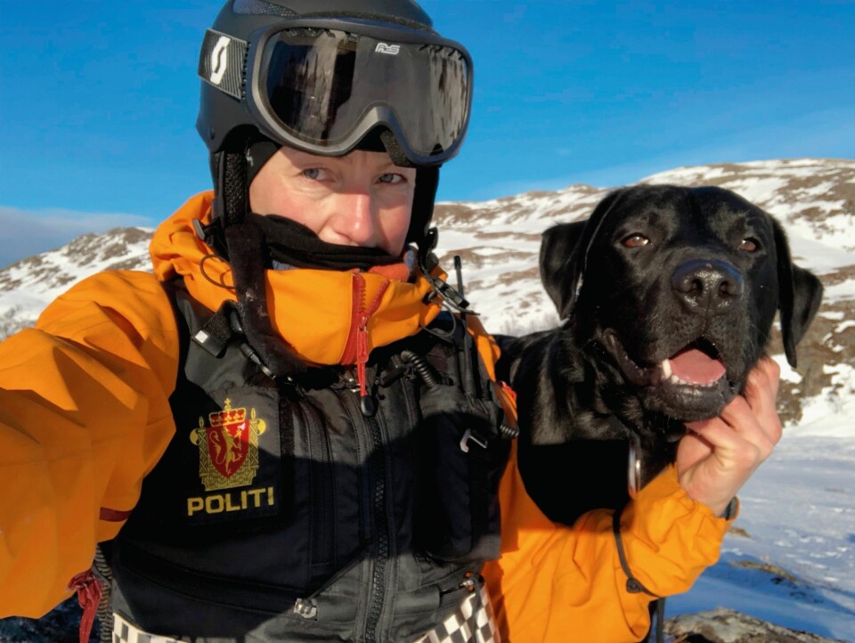TO GODE VENNER: Hundefører Marit Kiil Silli fra Tromsø, tar en selfie med sin lavinegodkjente hund Rocco.