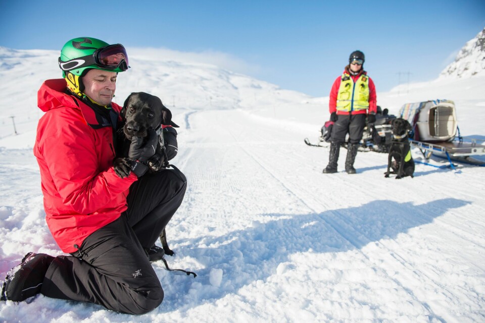 VENTETID: Politioverbetjent Bjørn Harald Breili venter på tur sammen med hunden Nemo.