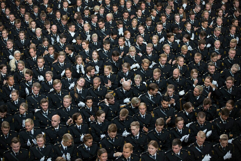 Festpyntede avgangsstudenter under uteksamineringen på Politihøgskolen (PHS) i Oslo rådhus i juni 2018.
