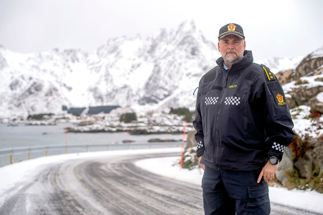 FIKK SKADE: Politioverbetjent Bjørn Rist ved Vest-Lofoten lensmannskontor fikk nakkeskade da han var markør under trening i arbeidstiden. Men selv om det skjedde på jobb, mener Trygderetten at han ikke oppfyller kravene til yrkesskadeerstatning. FIKK SKADE: Politioverbetjent Bjørn Rist ved Vest-Lofoten lensmannskontor fikk nakkeskade da han var markør under trening i arbeidstiden. Men selv om det skjedde på jobb, mener Trygderetten at han ikke oppfyller kravene til yrkesskadeerstatning.