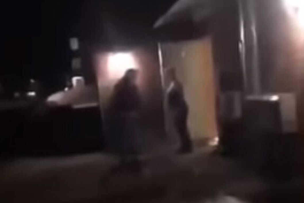 Skjermdump fra videoen som viser en tenåring som slår ned en 82 år gammel kvinne. Skjermdump fra videoen som viser en tenåring som slår ned en 82 år gammel kvinne.