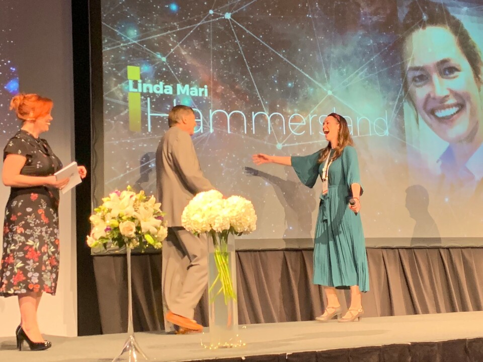 GJENSYN: Linda Mari Hammersland ble gledelig overrasket da hun så Jurgen Klaus under prisutdelingen.