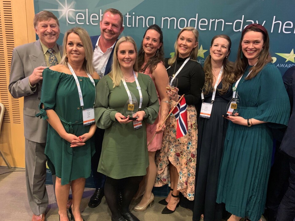 VANT: Teamet fra Operasjonssentralen ved Vest politidistrikt mottok prisen EENA award i kategorien «PSAP Achievement Award». VANT: Teamet fra Operasjonssentralen ved Vest politidistrikt mottok prisen EENA award i kategorien «PSAP Achievement Award».