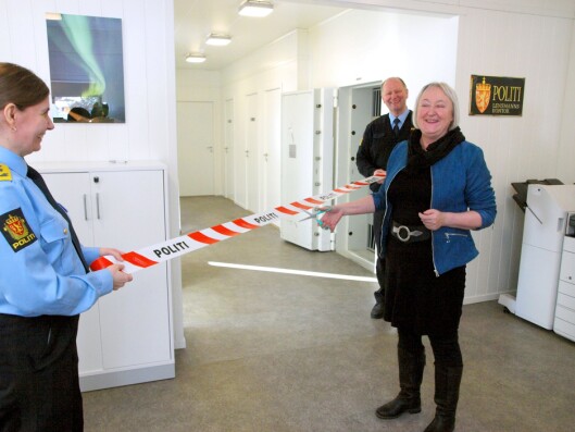 SPERREBÅNDKLIPP: Ordfører Eva D. Husby (Ap) markerte åpningen av lensmannskontoret. SPERREBÅNDKLIPP: Ordfører Eva D. Husby (Ap) markerte åpningen av lensmannskontoret.