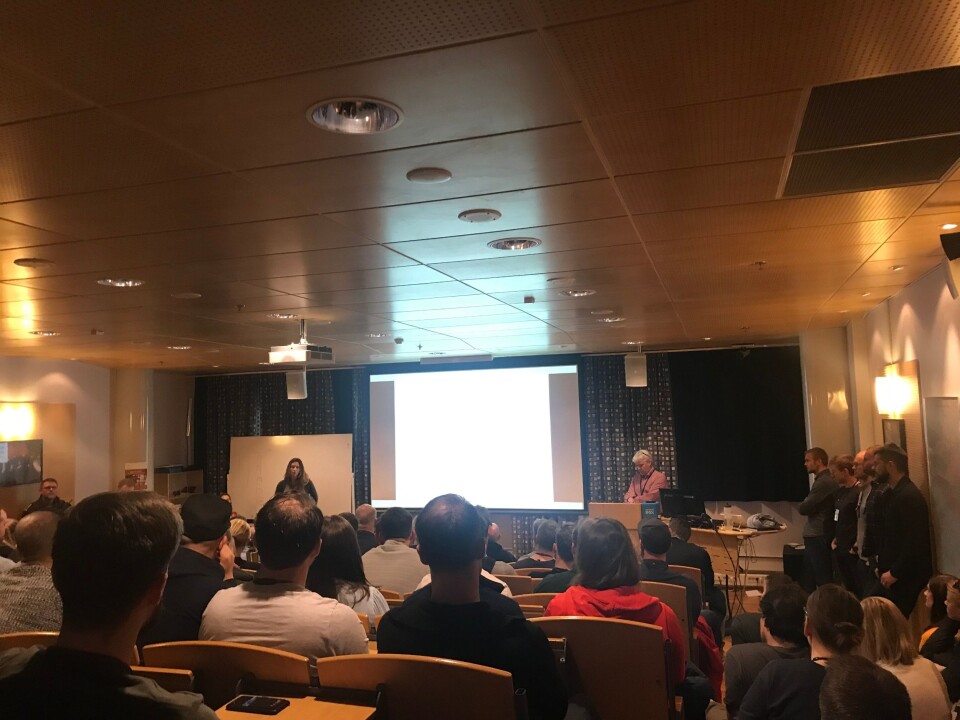 Det var så fullt på Sentrum politistasjon under infomøtet om den nye turnusen, at flere måtte sitte i trappa.