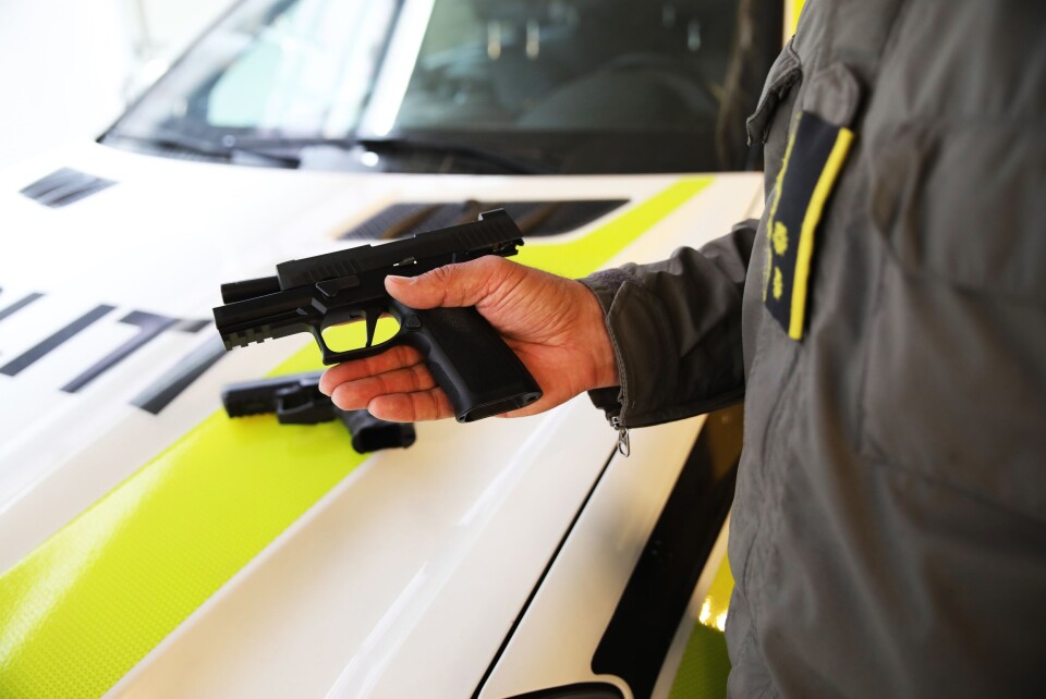 BYTTER PISTOL: Beredskapstroppen bytter ut pistolen Heckler & Koch P30 (L) med pistolen Sig Sauer P320 X. Her holdes Sig Sauer-pistolen fram. På bilpanseret ligger Heckler & Kochs P30.