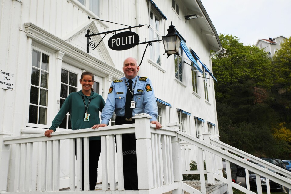 PRAKTBYGG: Politistasjonssjef Øystein Skottmyr og politibetjent Ida Bohlin Thorsen synes bygget som huser politiet i Kragerø er fint, men ikke praktisk som politibygg.