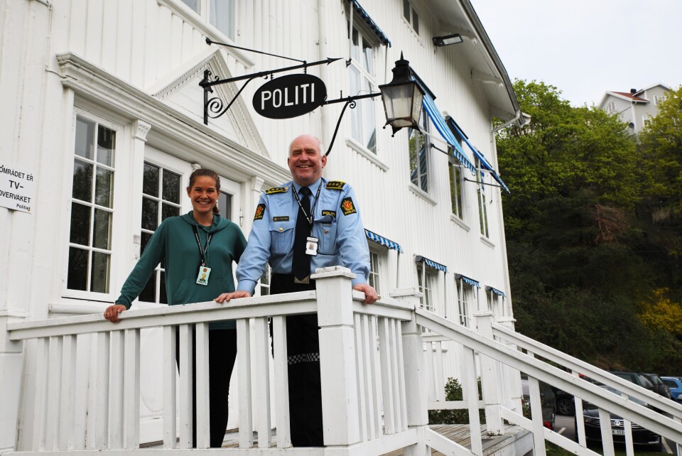 PRAKTBYGG: Politistasjonssjef Øystein Skottmyr og politibetjent Ida Bohlin Thorsen synes bygget som huser politiet i Kragerø er fint, men ikke praktisk som politibygg.