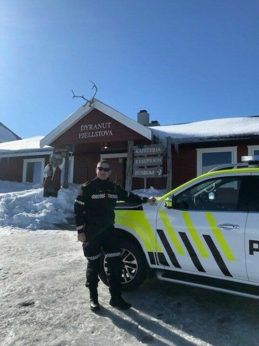 Innsatsleder Jens Petter Gravning med politiets nye Nissan Navara pickup, på vei over Hardangervidda.