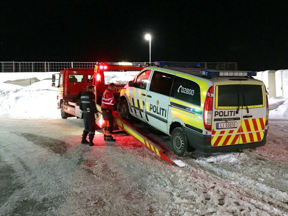 BRÅSTOPP: Da det smalt på motorveien, trodde patruljen fra Larvik politistasjon at det var et skudd. Det var heldigvis «bare» spiralfjæra som var ødelagt. Slik havnet maja på verksted igjen. BRÅSTOPP: Da det smalt på motorveien, trodde patruljen fra Larvik politistasjon at det var et skudd. Det var heldigvis «bare» spiralfjæra som var ødelagt. Slik havnet maja på verksted igjen.