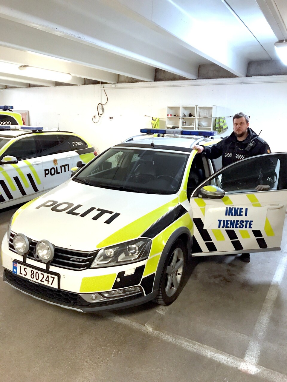 DØRSKILT: På Larvik politistasjon brukes dette skiltet på biler som er i så dårlig stand at de ikke kan kjøres. Denne Passaten mistet bremsekraften under utrykning på E18. - Det er ikke noe gøy å kjøre utrykning når du ikke stoler på at bilene holder og er engstelig for om du kommer trygt fram, sier Fredrik Langerud. DØRSKILT: På Larvik politistasjon brukes dette skiltet på biler som er i så dårlig stand at de ikke kan kjøres. Denne Passaten mistet bremsekraften under utrykning på E18. - Det er ikke noe gøy å kjøre utrykning når du ikke stoler på at bilene holder og er engstelig for om du kommer trygt fram, sier Fredrik Langerud.