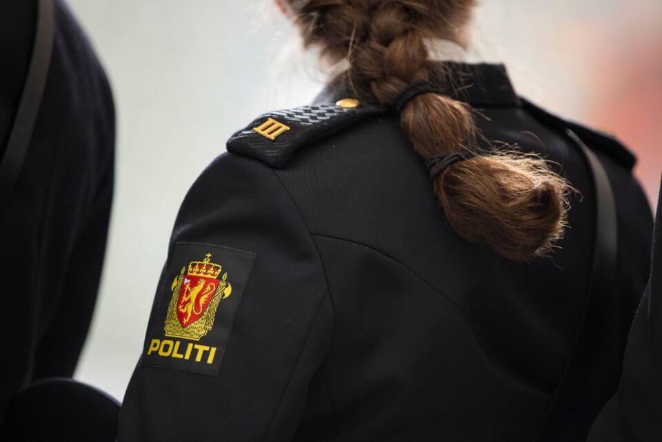 PÅ SKULDEREN: Det som skiller studenter fra «vanlig» politi i publikums øyne er et emblem på 5x10 cm med to streker som sitter oppe på skulderen og peker opp i lufta. PÅ SKULDEREN: Det som skiller studenter fra «vanlig» politi i publikums øyne er et emblem på 5x10 cm med to streker som sitter oppe på skulderen og peker opp i lufta.
