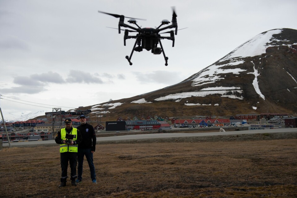 POLARDRONE: Sysselmannen på Svalbard tok i bruk droner i tjenesten sommeren 2018. Her er det sysselmannsførstebetjent Espen Olsen og IT-ansvarlig Tommy Dahl Markusen som demonstrerer dronen.