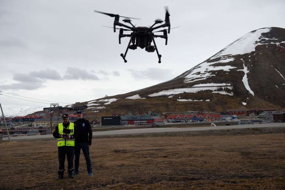 POLARDRONE: Sysselmannen på Svalbard tok i bruk droner i tjenesten sommeren 2018. Her er det sysselmannsførstebetjent Espen Olsen og IT-ansvarlig Tommy Dahl Markusen som demonstrerer dronen. POLARDRONE: Sysselmannen på Svalbard tok i bruk droner i tjenesten sommeren 2018. Her er det sysselmannsførstebetjent Espen Olsen og IT-ansvarlig Tommy Dahl Markusen som demonstrerer dronen.