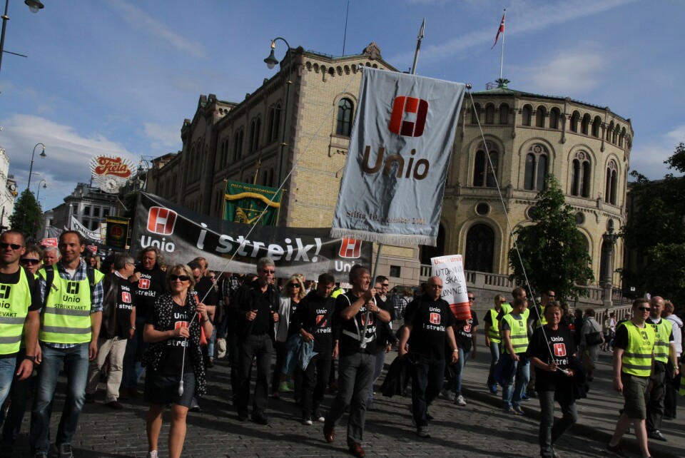 En mulig streik i politiet ble avverget etter at partene hadde meklet i mange timer på overtid.