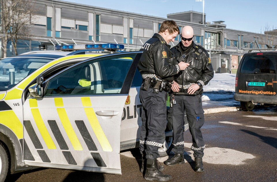 DIGITALE: Nettbrett tilknyttet politiets systemer gjør det mulig for patruljene å utføre mer politiarbeid på stedet. Ett mål med dette er økt effektivitet.