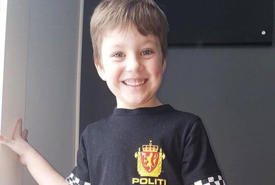 TIDLIG KRØKES: Oddbjørn Brendeland Aune (5) har vært fast bestemt på å bli politi i nesten to år. TIDLIG KRØKES: Oddbjørn Brendeland Aune (5) har vært fast bestemt på å bli politi i nesten to år.
