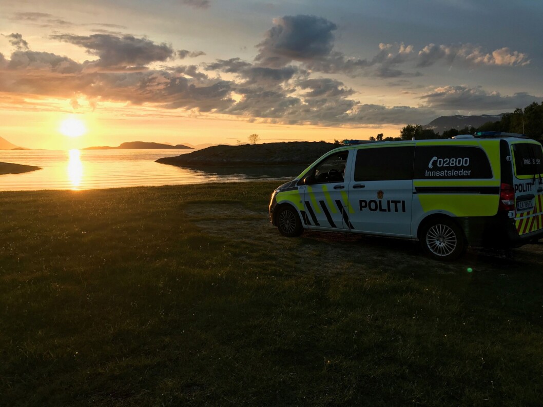FIN VAKT: Politibil i midnattssol under patruljen. FIN VAKT: Politibil i midnattssol under patruljen.