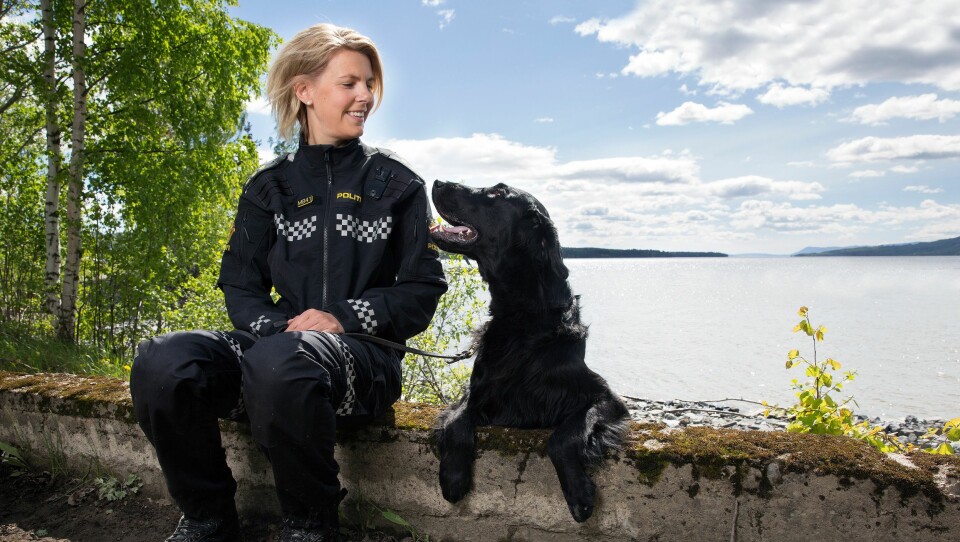 BRÅSTOPP: Politibetjent Tina Edvardsen får ikke fortsette som hundefører. Politikollegene skryter av jobben hun har gjort som hundefører, og reagerer sterkt på politimesterens håndtering av Edvardsen.