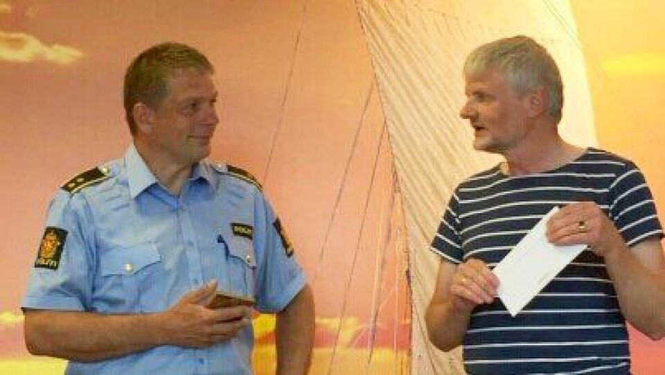 FIKK PRIS: Kjellbjørn Riise Johansen mottar prisen fra Kjell Einar Årsland, leder av MA Rusfri Trafikk. FIKK PRIS: Kjellbjørn Riise Johansen mottar prisen fra Kjell Einar Årsland, leder av MA Rusfri Trafikk.