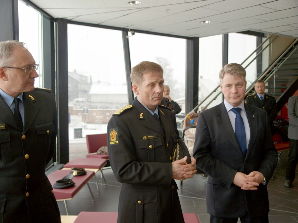 STANDHAFTIG: Politimester Johan Brekke (i midten) sier Edvardsens sak kunne vært håndtert bedre, men vil ikke omgjøre beslutningen om å nekte henne funksjonen som hundefører.