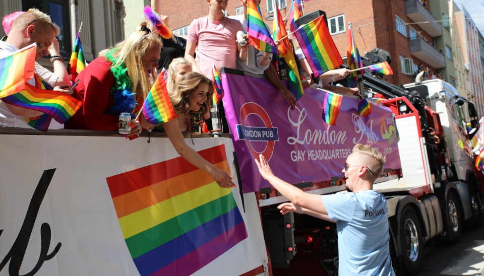 TREDOBLING: Antallet anmeldelser av hatytringer på grunn av seksuell orientering ble tredoblet fra første til andre halvår i fjor. Terrorangrepet mot Pride 25. juni i fjor er trolig årsaken, mener Oslo-politiets kompetansesenter. Her politiet i Pride-paraden i Oslo i 2020.