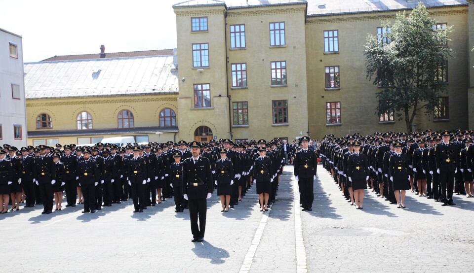 KUTTER I OSLO: I statsbudsjettet som ble lagt frem mandag, foreslår regjeringen å kutte antallet politistudenter fra 550 til 400, og skriver at nedtrekket skal tas i Oslo. Bildet er tatt under avslutningen for bachelorstudentene i Oslo, tidligere i år. KUTTER I OSLO: I statsbudsjettet som ble lagt frem mandag, foreslår regjeringen å kutte antallet politistudenter fra 550 til 400, og skriver at nedtrekket skal tas i Oslo. Bildet er tatt under avslutningen for bachelorstudentene i Oslo, tidligere i år.