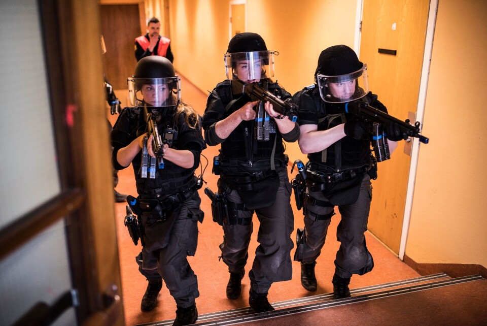 ØVER PÅ KRISESITUASJON: Politiet under øvelse på en skole.