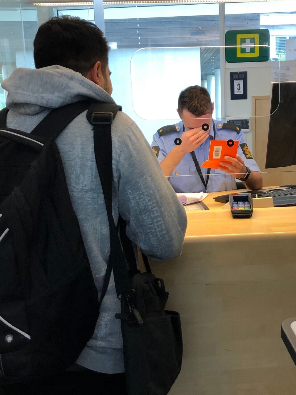 Politiet i Follo og Østfold illustrerte sitt nødpass-dikt på Facebook med dette humoristiske bildet.