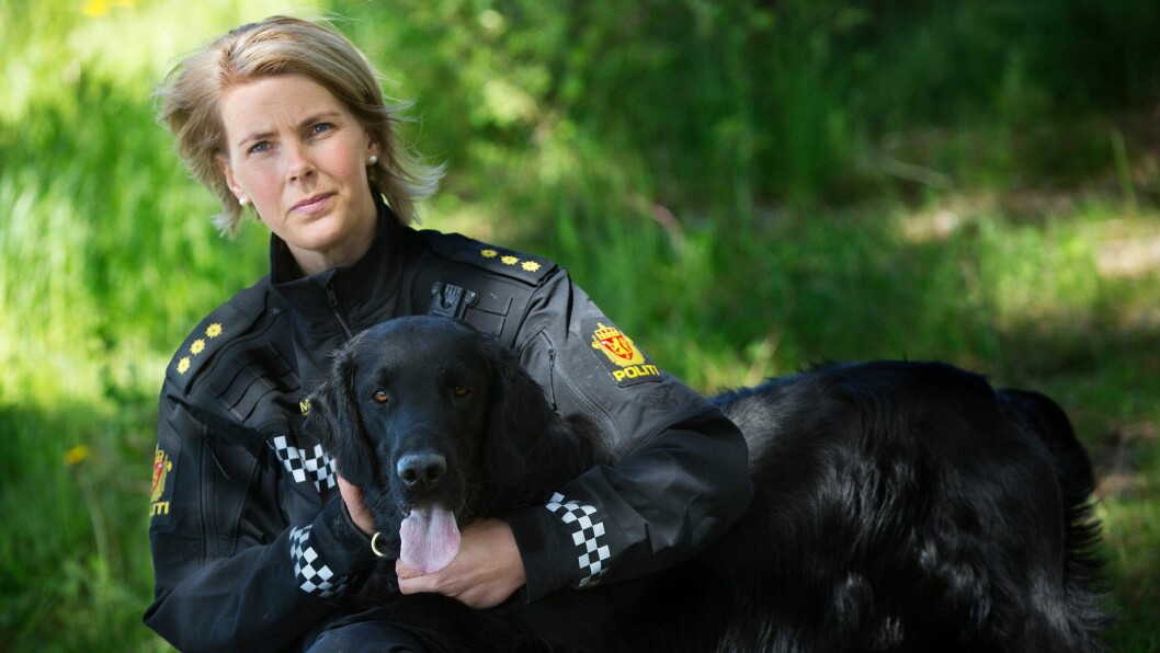 BRÅSTOPP: Politibetjent Tina Edvardsen får ikke fortsette som hundefører. Politikollegene skryter av jobben hun har gjort som hundefører, og har reagert sterkt på politimesterens håndtering av Edvardsen.