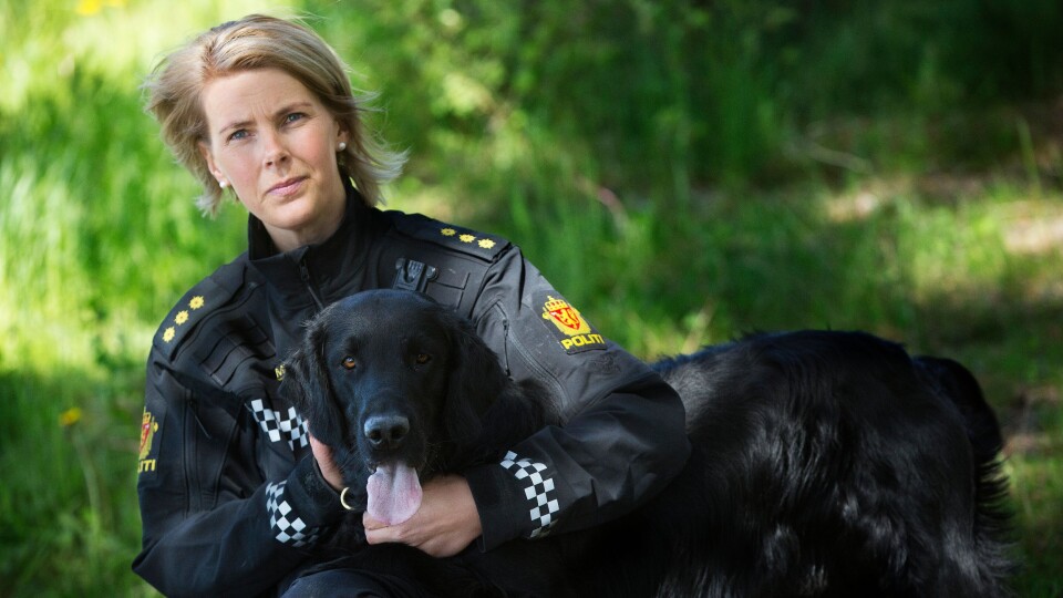BRÅSTOPP: Politibetjent Tina Edvardsen får ikke fortsette som hundefører. Politikollegene skryter av jobben hun har gjort som hundefører, og har reagert sterkt på politimesterens håndtering av Edvardsen. BRÅSTOPP: Politibetjent Tina Edvardsen får ikke fortsette som hundefører. Politikollegene skryter av jobben hun har gjort som hundefører, og har reagert sterkt på politimesterens håndtering av Edvardsen.